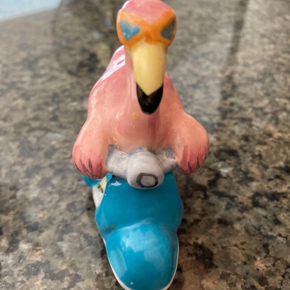 Ceramic salt and pepper shakers FLAMINGOS ON SCOOTERS - Picture 5 of 6